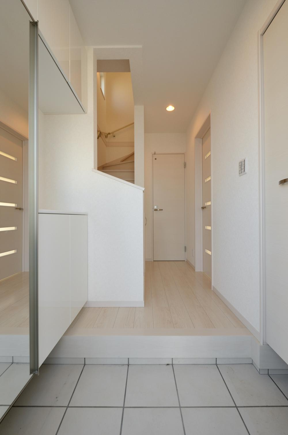 Entrance. With SIC is the front door storage (same specifications)