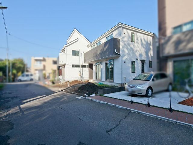 Local photos, including front road. Contact road situation