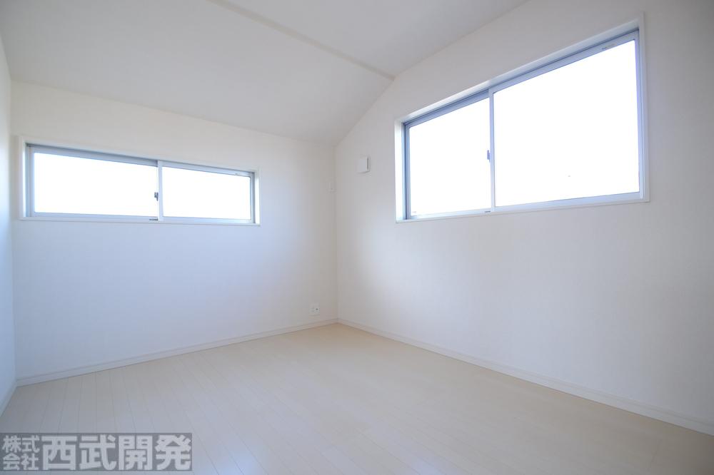 Non-living room. Western-style 6 Pledge Walk-in closet with