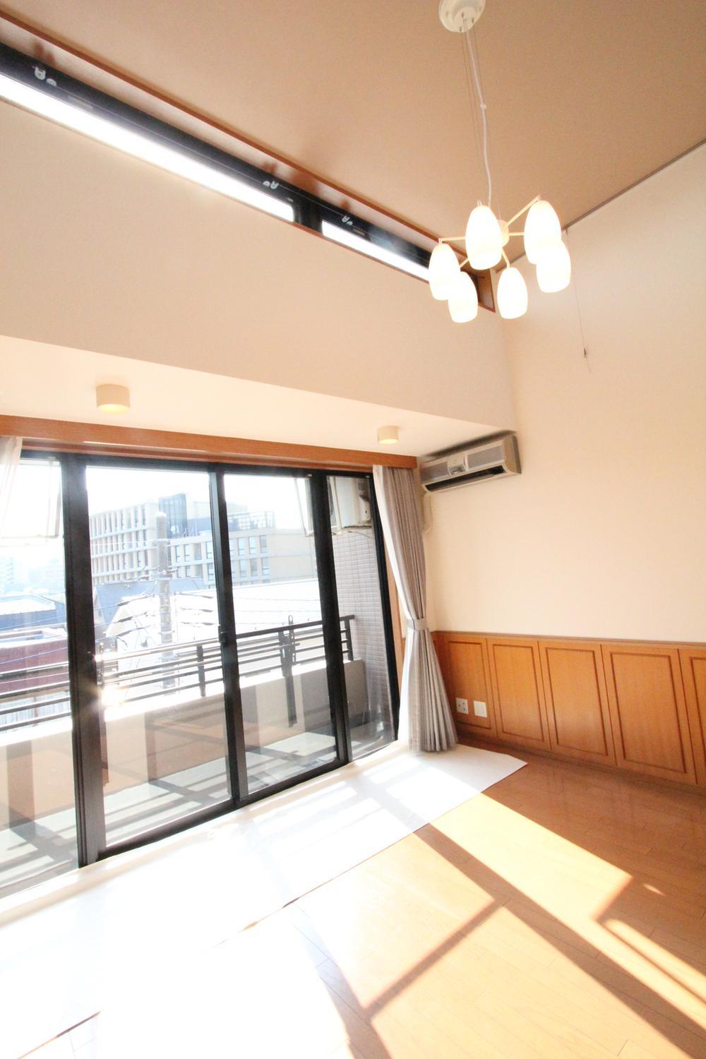 Living. The top floor angle room of low-rise apartment. Rooms large satisfied with the light coming through high ceiling of skylights.