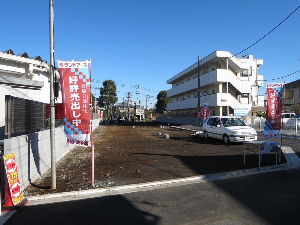 Local photos, including front road. There and handy convenience store right next door