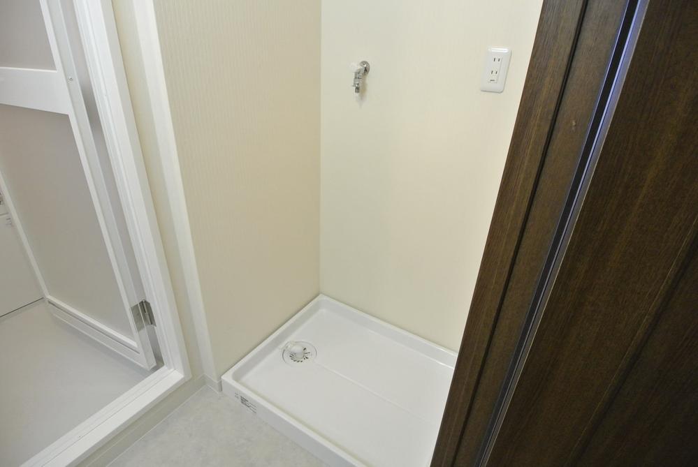 Wash basin, toilet. Interior