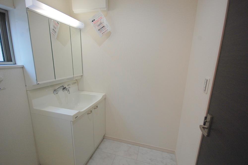 Wash basin, toilet. Indoor (September 2013) Shooting