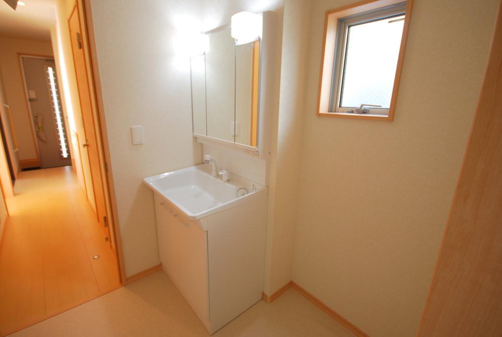 Wash basin, toilet. Local (2013 December shooting)