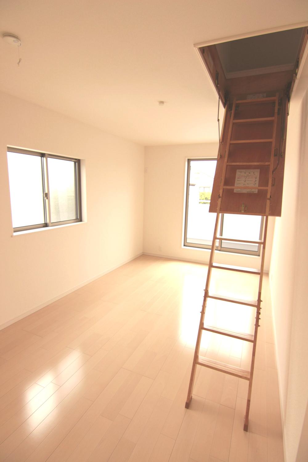 Non-living room. 5 Building Master bedroom