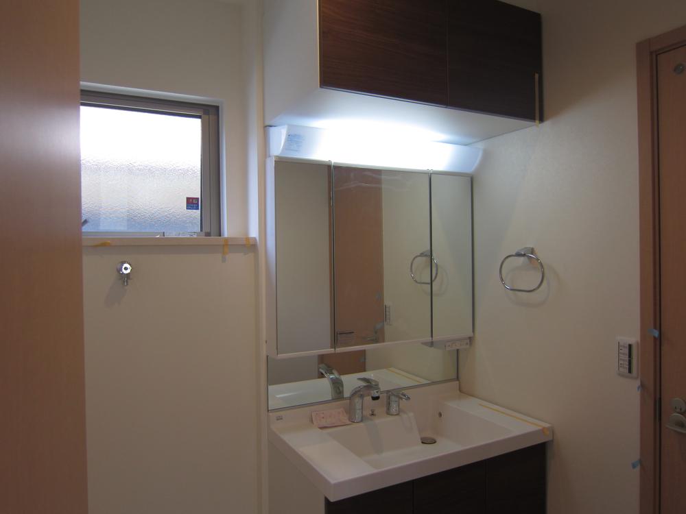 Wash basin, toilet. Width 950 type vanity ・ It marked with a hanging cupboard.