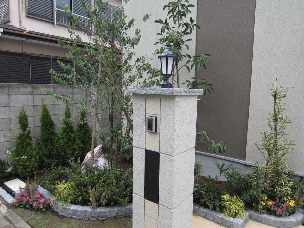 Local appearance photo. 4 Building outside the structure