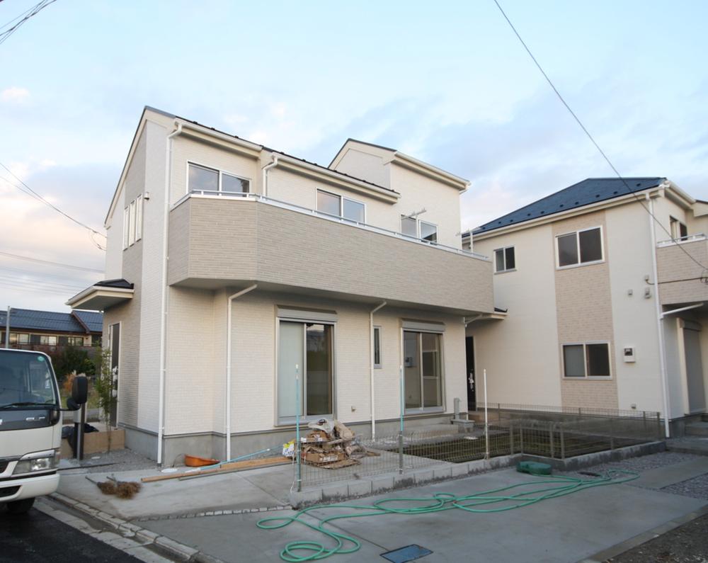 Local photos, including front road. Local (2013 November shooting)