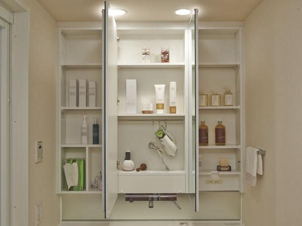 Bathing-wash room.  [Three-sided mirror housing] The vanity is, Useful even when styling the hair, Adopt a three-sided mirror housing. Dryer and cosmetics, etc., Necessary things fit into one, This is useful in daily life.