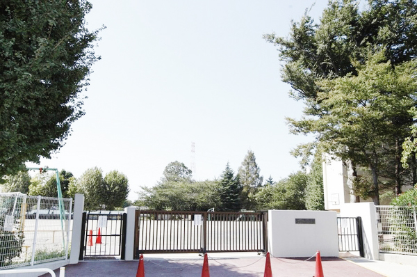  [Hon'yado elementary school] Way to and from school of a 4-minute walk elementary school is feeling tend to the anxiety, but it is safe to be in the vicinity and a 4-minute walk. In Fuchu it has been placed guards in all of the public elementary school. (2013 August 1, 2010)