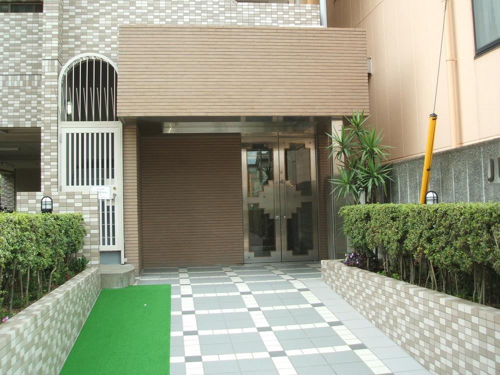 Entrance. Common areas