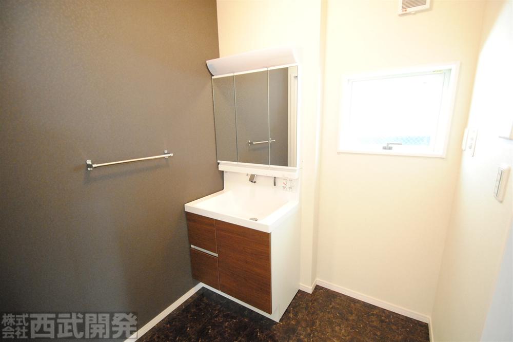 Wash basin, toilet. Building 2