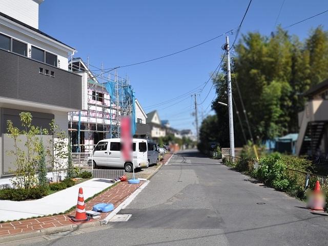 Local photos, including front road. Fuchu Yotsuya 2-chome, contact road situation