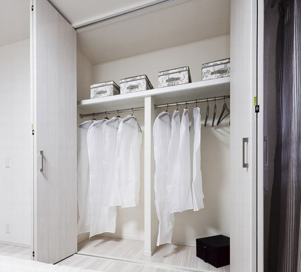 Directions to the model room (a word from the person in charge)