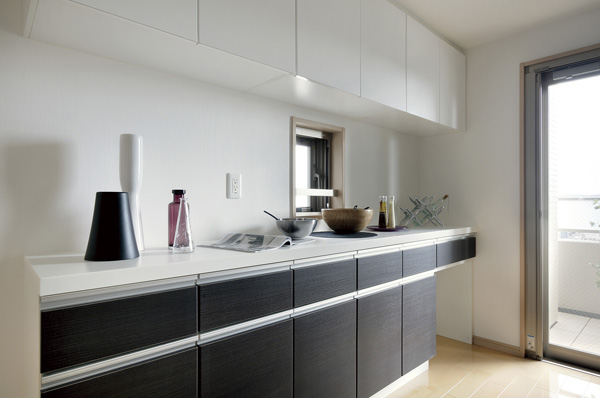 Six consecutive top shelf cupboard, Standard equipped with a large cupboard in the lower 5 series