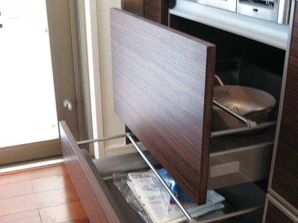 Kitchen.  [Slide storage (soft-close)] Also it fits comfortably cookware, such as large pots and pans, Depth boasts of a two-stage slide storage. Soft-close specification (under the sink is the door) to prevent noise when the drawer is closed.