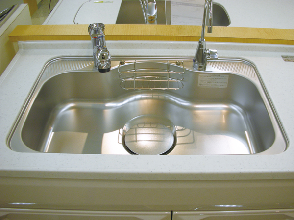 Kitchen.  [Low noise sink] Sink that can be washed to clean the cleanup and cooking utensils of crockery, It was to cherish the functionality.