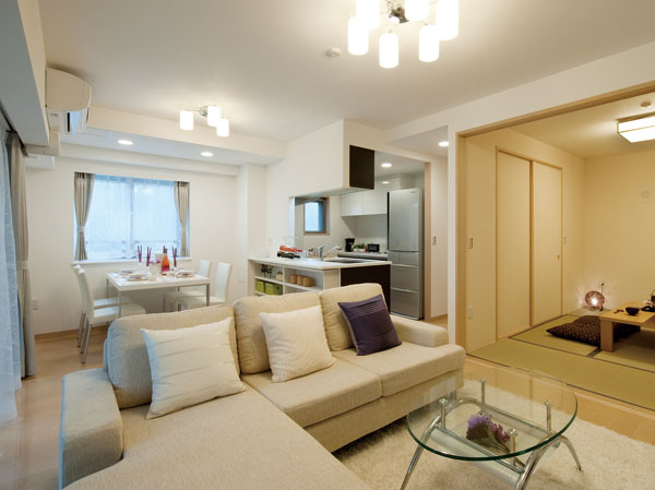 Interior.  [A type ・ Living-dining] From the south side of the living-dining room to the pleasant sunshine and wind. View is also proud.