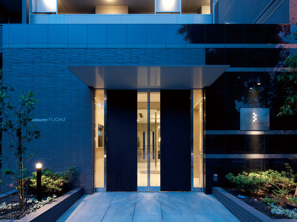 Features of the building.  [entrance] To is the residence of the face entrance, Produce a calm by providing a planting on both sides.