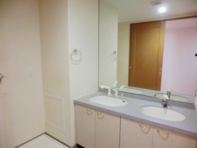Wash basin, toilet. Grand City Radiant Tokyo West Twin bowl type washbasins
