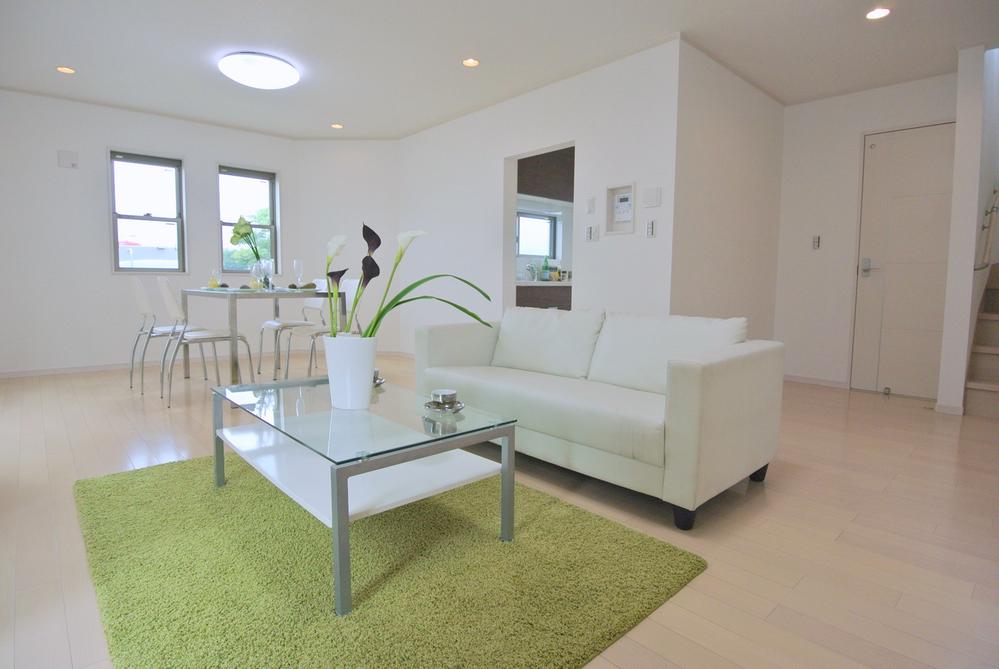 Same specifications photos (living). Seller construction cases