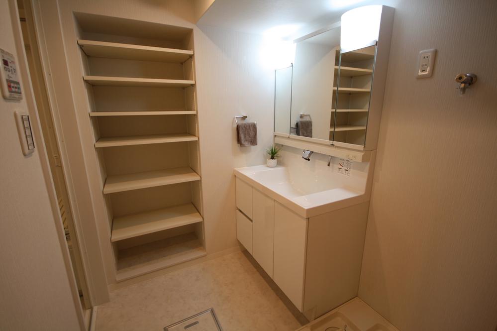 Wash basin, toilet. Local (11 May 2013) Shooting