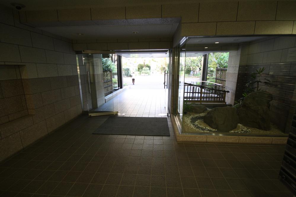 lobby. Local (11 May 2013) Shooting