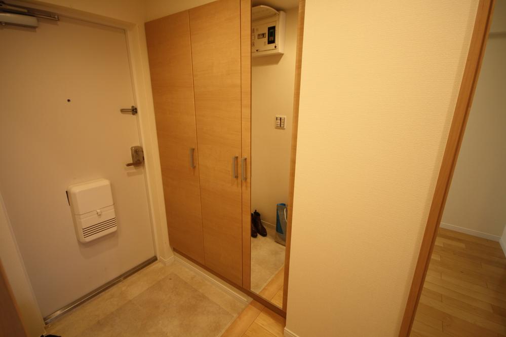 Entrance. Local (11 May 2013) Shooting