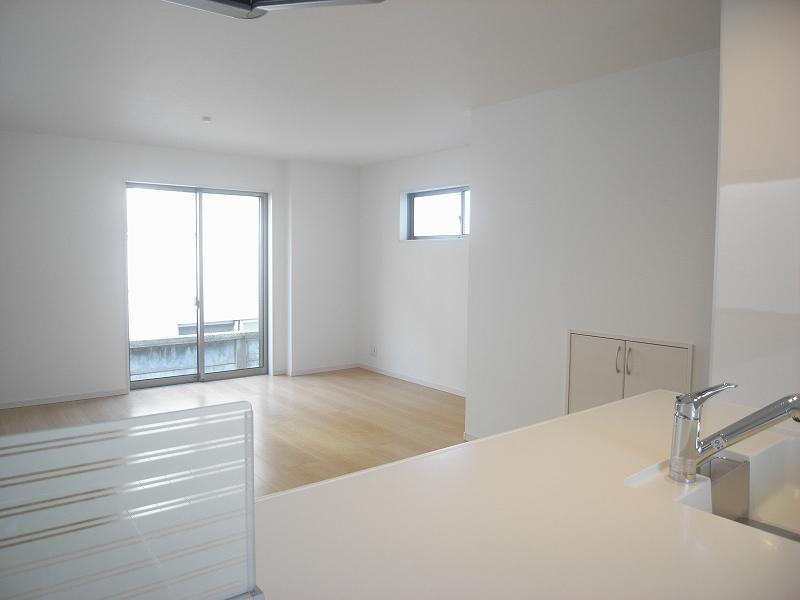 Living. Living from the kitchen ・ Overlooking the dining