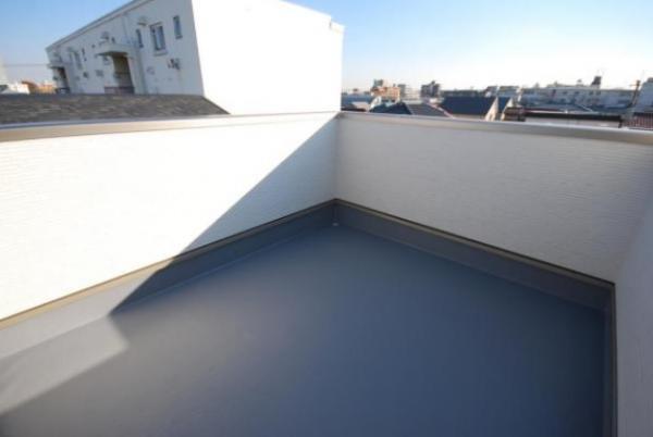 Balcony. It will be straight to receive the light of the sun in the sky balcony