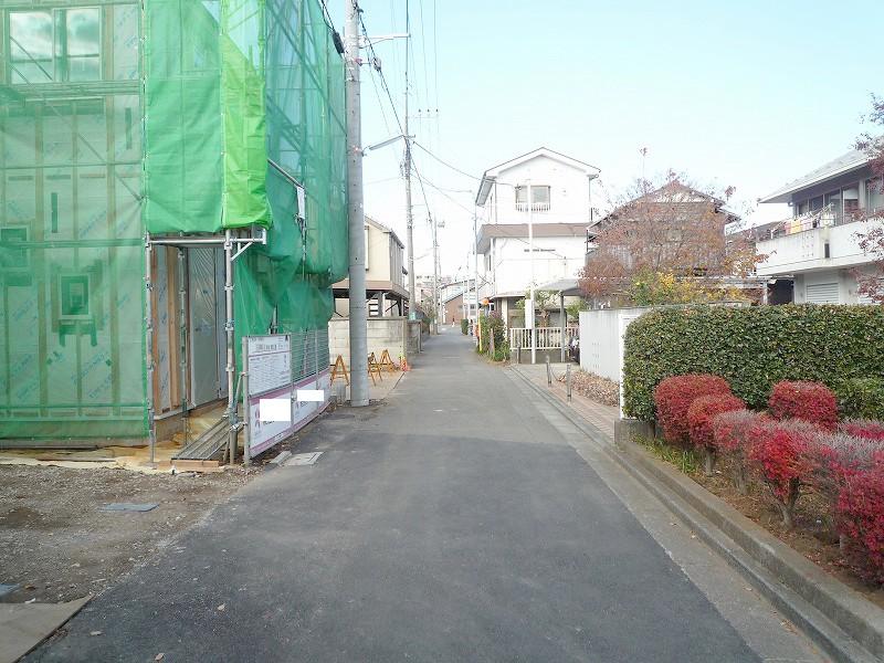 Local photos, including front road. Location