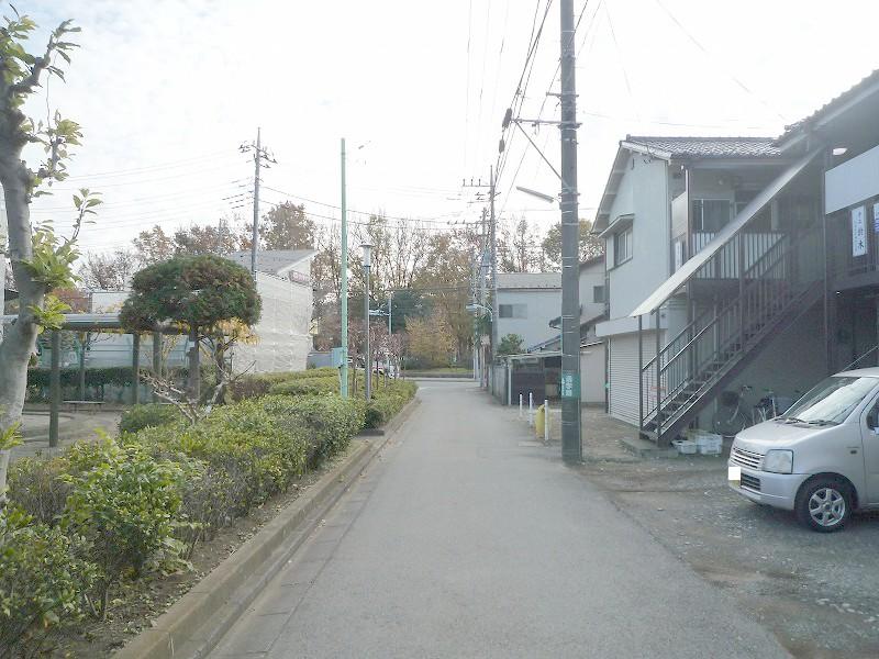 Local photos, including front road. This quiet location