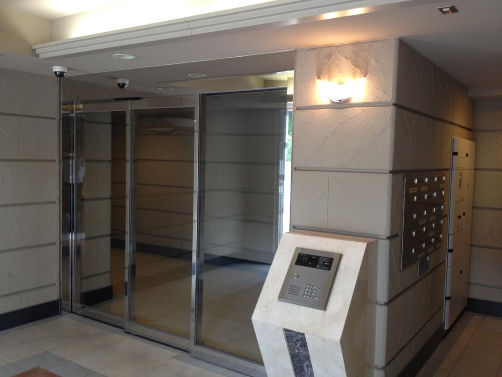 Entrance. Common areas