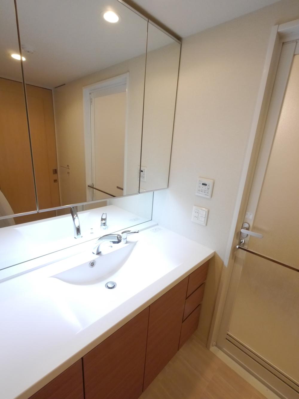 Wash basin, toilet