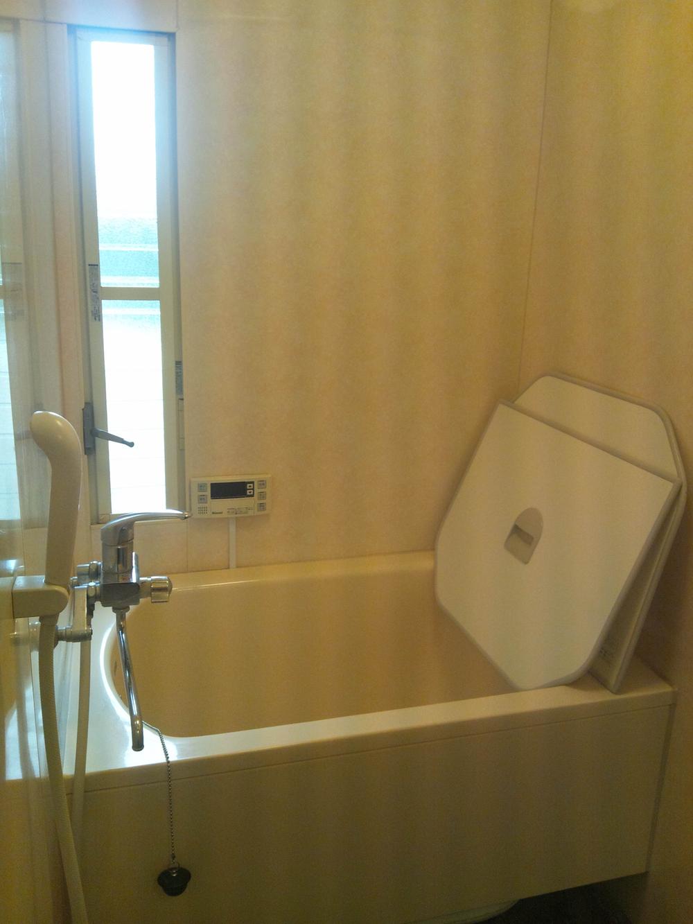 Bathroom. Indoor (12 May 2013) Shooting With reheating function, Window there