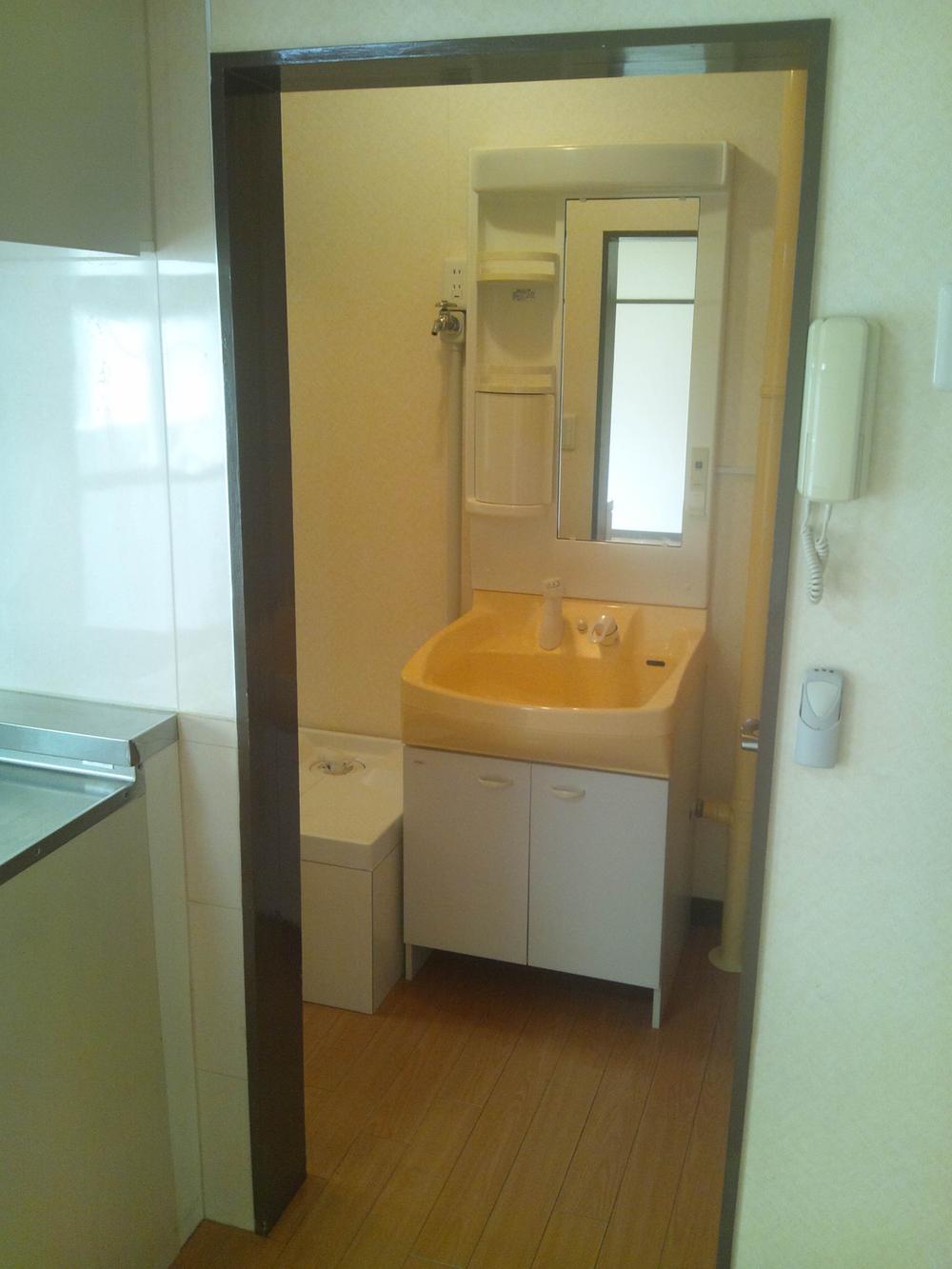 Wash basin, toilet. Indoor (12 May 2013) Shooting