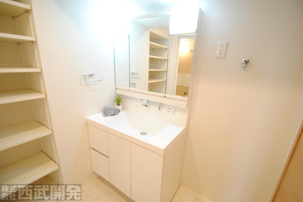 Wash basin, toilet. Three-sided mirror with vanity