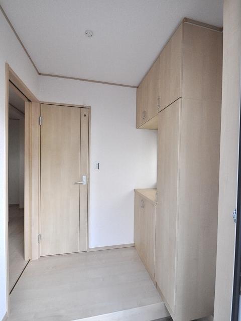 Entrance. Building 2 Entrance (November 2013) Shooting