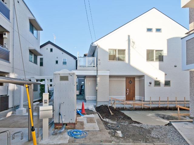 Local appearance photo. Local (12 May 2013) Shooting