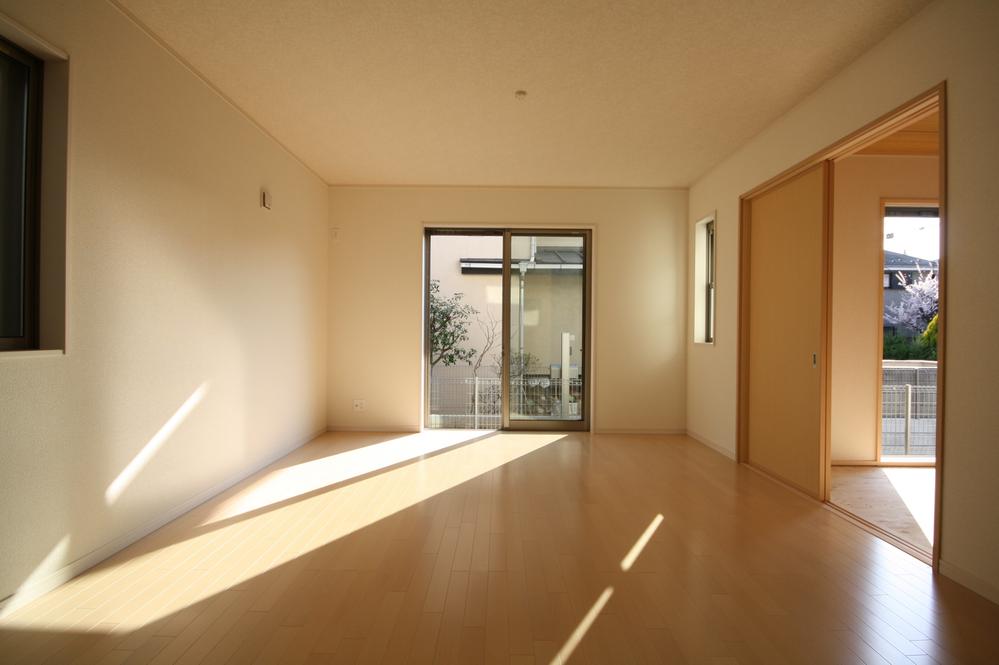 Same specifications photos (living). Seller construction cases