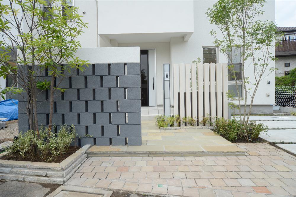 Entrance. Example of construction