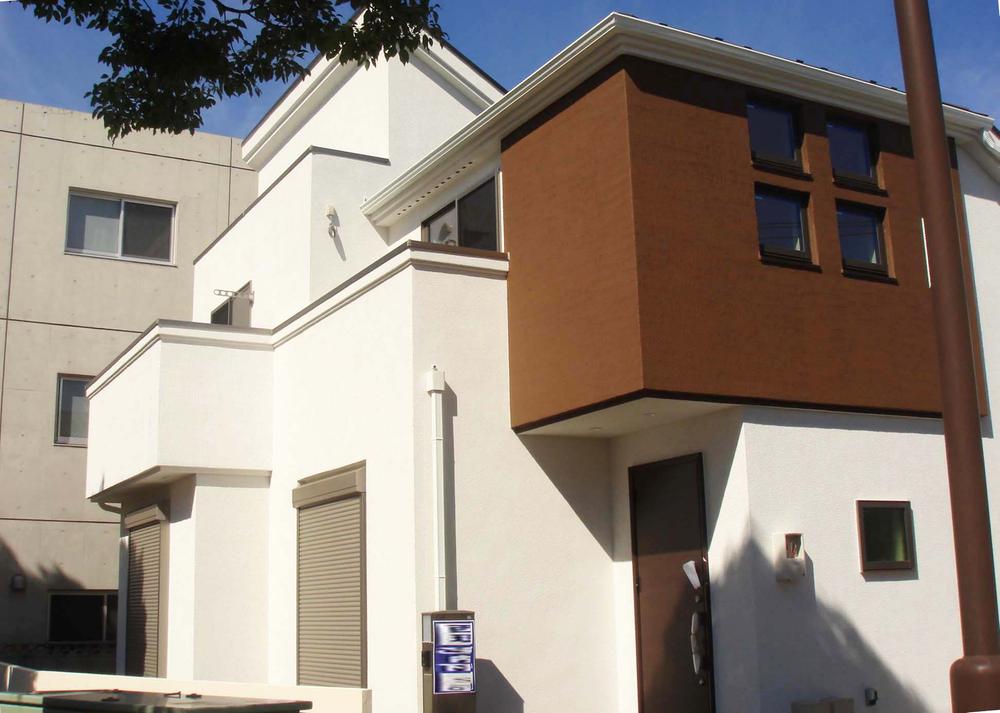 Local appearance photo. ● bright south road home