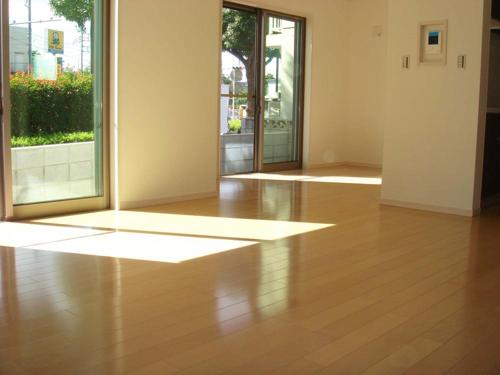 Living. ● bright living