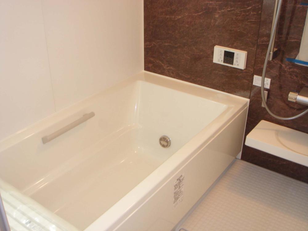 Other introspection. ● There is a window bright bathroom