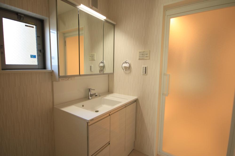 Wash basin, toilet. Indoor (September 2013) Shooting