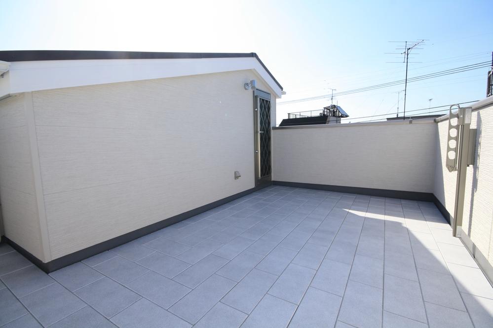 Balcony. Local (September 2013) Shooting roof balcony