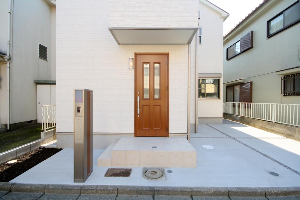 Entrance. Local (11 May 2013) Shooting