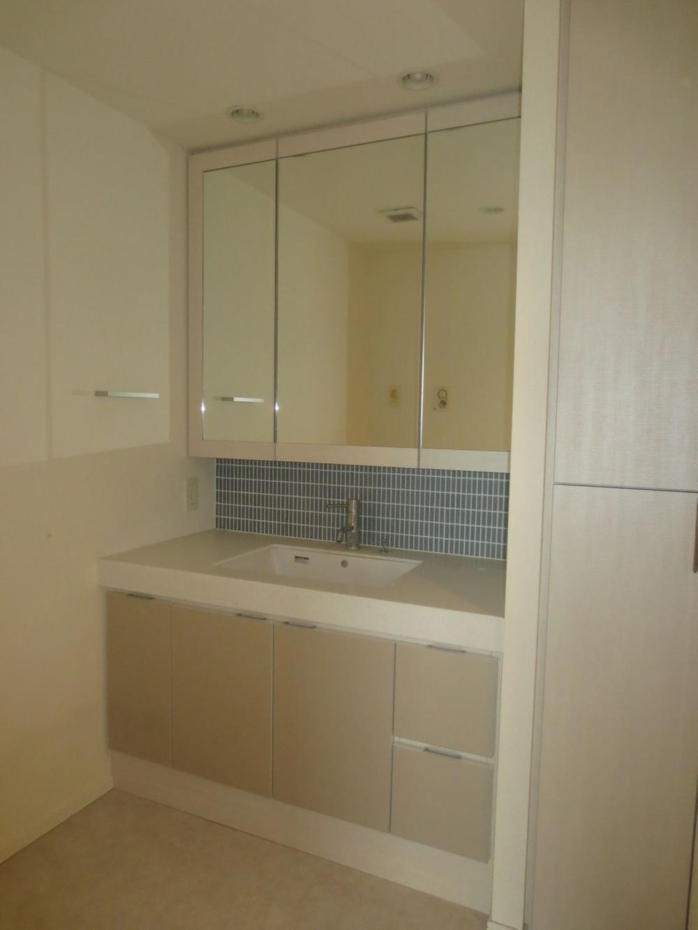 Wash basin, toilet