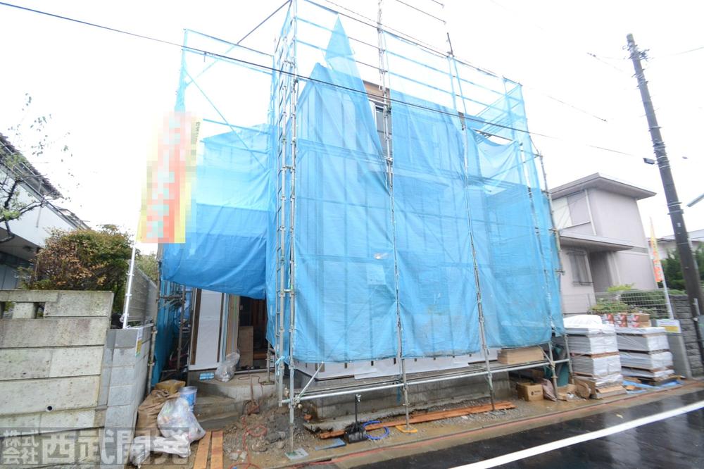 Local photos, including front road. Local (10 May 2013) Shooting 1 Building