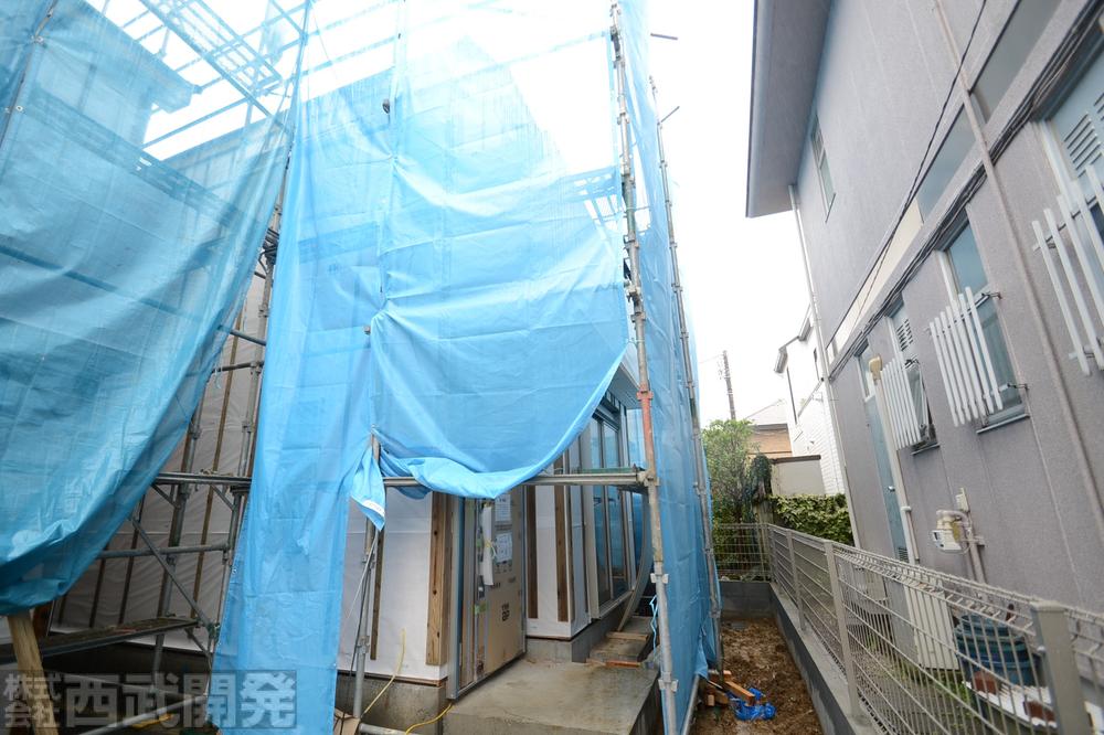 Local photos, including front road. Local (10 May 2013) Shooting Building 2